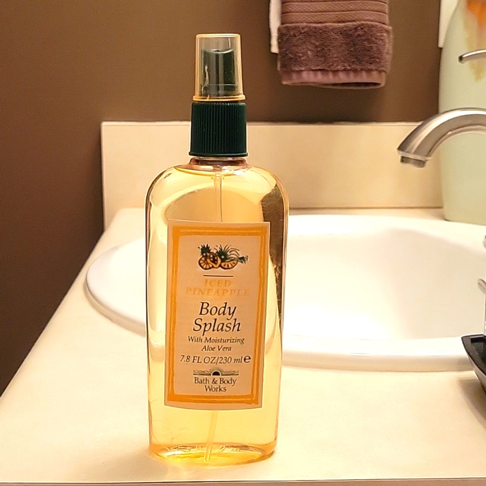 RARE! VINTAGE! Discontinued scent! Bath & Body Works Iced Pineapple body spray